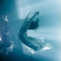 23张女生溺水唯美伤感头像 深海氛围感头像合集