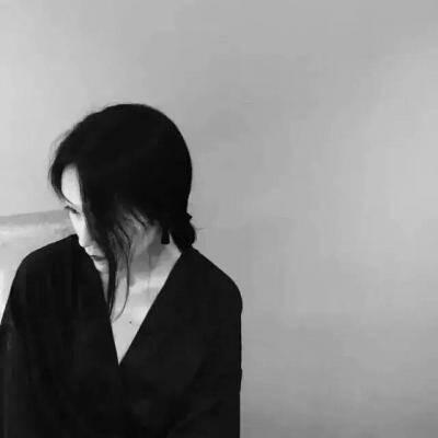 13张高清黑白伤感女生头像 氛围感拉满