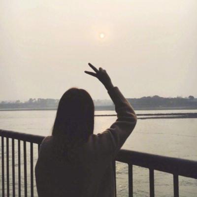 17张高清有气质的唯美女生背影头像