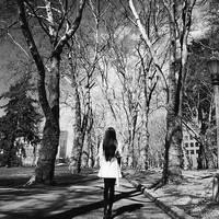34张氛围感拉满的黑白女生背影头像