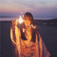 女生手持烟花的QQ头像来啦！12张氛围感拉满的唯美头像