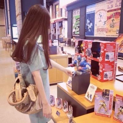 17张高清有气质的唯美女生背影头像