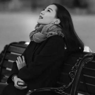 30张超飒女生黑白头像 冷酷霸气感拉满