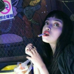 女生抽烟霸气拽头像合集 11张带着松弛感的抽烟回忆头像