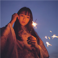 女生手持烟花的QQ头像来啦！12张氛围感拉满的唯美头像