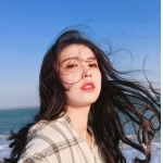 海边氛围感女生头像，发梢随风飘动的单张头像