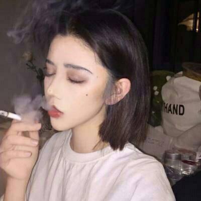 自带女王气场！10张抽烟女生高清头像分享