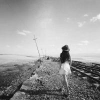 34张氛围感拉满的黑白女生背影头像