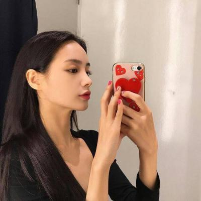 女生对着镜子用手机自拍的高清头像合集 共34张好看的镜拍女生头像