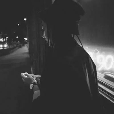 16张氛围感拉满的女生黑白伤感QQ头像