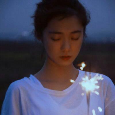 手拿烟花的唯美女生头像 共11张素材分享
