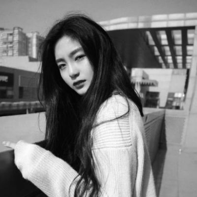 24张高清伤感黑白女头像合集，主打有意境的女生黑白头像素材，来自小脸头像网的女生头像分类页面。