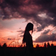 9张高清真人背影丧系女头 氛围感拉满的唯美头像合集