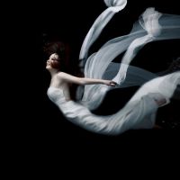 氛围感拉满！23张水中穿婚纱的女生头像合集