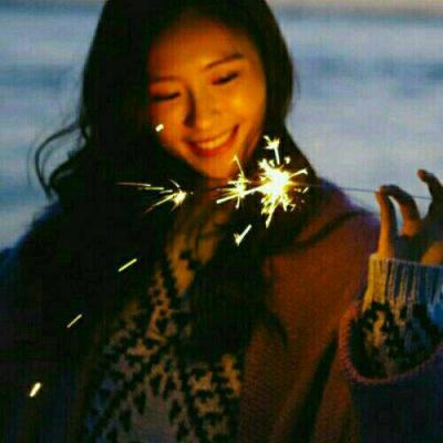 手拿烟花的唯美女生头像 共11张素材分享