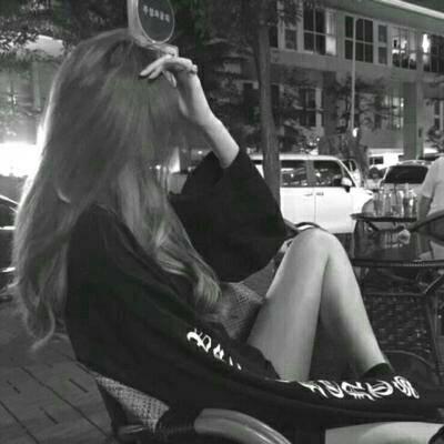 13张高清伤感黑白女生头像 适合当微信头像的氛围感图