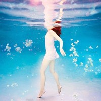 水下闭眼女生头像合集，17张唯美氛围感女生头像图