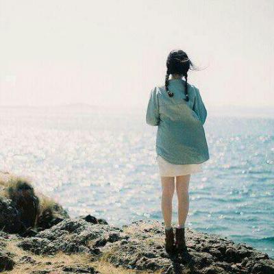 女生面朝大海的背影头像合集 21张高清好看的海边女生背影头像