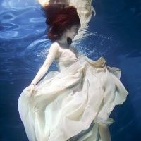 氛围感拉满！23张水中穿婚纱的女生头像合集