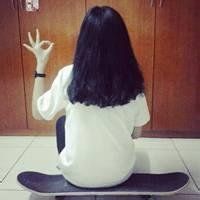 20张盘腿女生背影头像合集 免费下载