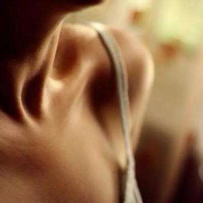 不露脸又霸气的女生锁骨头像 露锁骨氛围感拉满（33张）