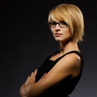 双手抱胸的自信成功女生头像 12张合集