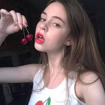 这里是来自小脸头像网的欧美高冷女生头像合集页面，页面内共整理了17张高清好看的欧美风格高冷女生头像，支持大图、小图、方图、圆图四种浏览模式，同时提供分页浏览功能，还附带了相关标签推荐与其他同类头像链接。