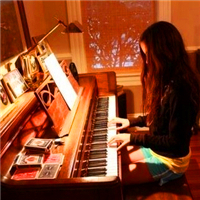 唯美弹钢琴的女生QQ头像合集（12张）