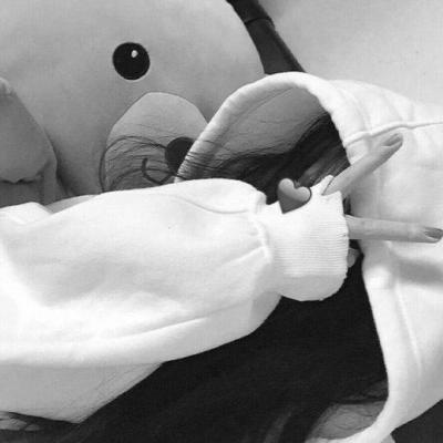 12张高清黑白孤独伤感女生头像合集