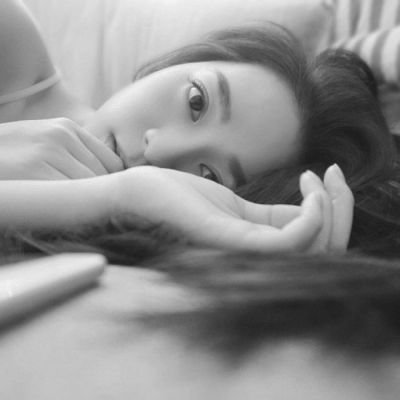 24张高清伤感黑白女头像合集，主打有意境的女生黑白头像素材，来自小脸头像网的女生头像分类页面。