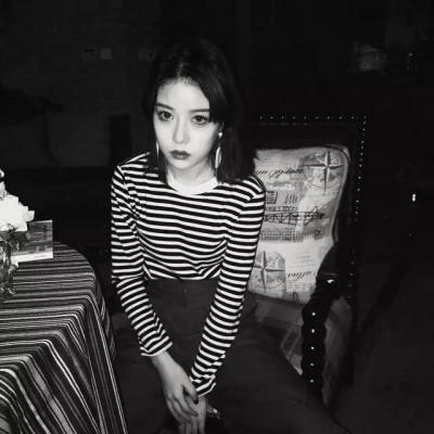 16张氛围感拉满的女生黑白伤感QQ头像