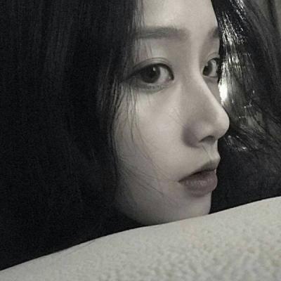26张高冷霸气黑白女生头像 氛围感拉满的黑白女头合集