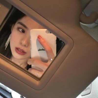 女生对着镜子用手机自拍的高清头像合集 共34张好看的镜拍女生头像