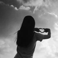 34张氛围感拉满的黑白女生背影头像