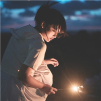 女生手持烟花的QQ头像来啦！12张氛围感拉满的唯美头像