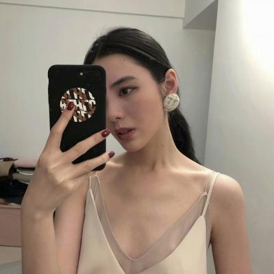 女生对着镜子用手机自拍的高清头像合集 共34张好看的镜拍女生头像