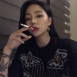 霸气社会女生纹身抽烟头像合集 共8张