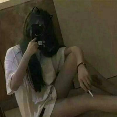 女生抽烟霸气拽头像合集 11张带着松弛感的抽烟回忆头像