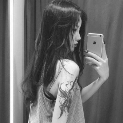 气质拉满！17张高清黑白女生微信头像精选