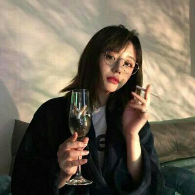 自带女王气场！10张抽烟女生高清头像分享
