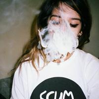 女生吐烟圈头像合集 18张好看的女生抽烟头像