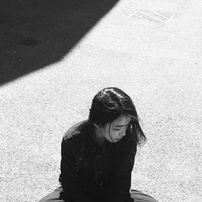 20张高清冷淡风黑白伤感女生头像合集