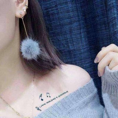 女生露锁骨QQ头像合集！7张高清性感露肩锁骨女生头像
