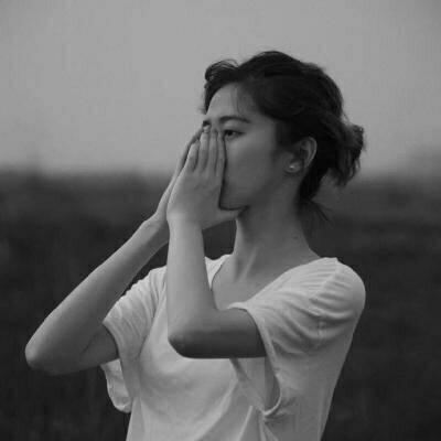 12张高清伤感女生黑白头像 快存起来用
