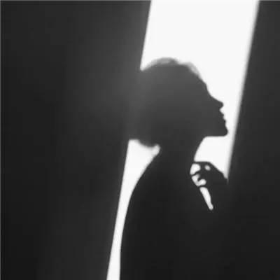 16张氛围感拉满的女生黑白伤感QQ头像