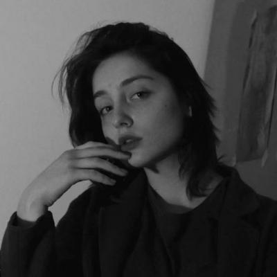 这里是来自小脸头像网的欧美高冷女生头像合集页面，页面内共整理了17张高清好看的欧美风格高冷女生头像，支持大图、小图、方图、圆图四种浏览模式，同时提供分页浏览功能，还附带了相关标签推荐与其他同类头像链接。