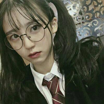 女生戴眼镜气质头像合集 23张高清氛围感美图来啦