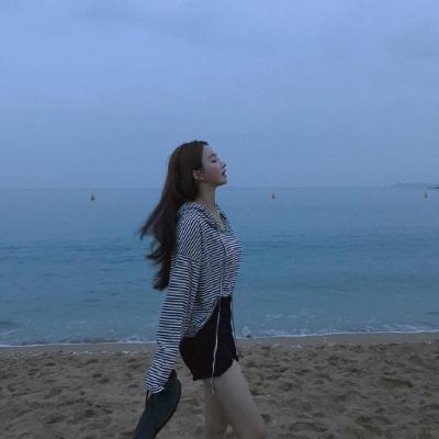 17张高清有气质的唯美女生背影头像