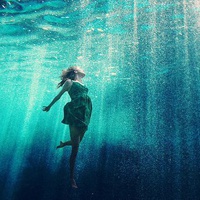 水下闭眼女生头像合集，17张唯美氛围感女生头像图