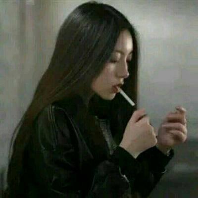 女生抽烟霸气拽头像合集 11张带着松弛感的抽烟回忆头像